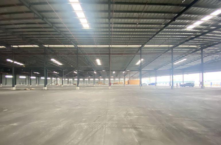 大岭山高速口旁独院40000平，单一层10米钢构，低价出租。