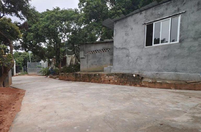 杨屋靠山边无行业限小独院铁皮，水电到位，价格便宜