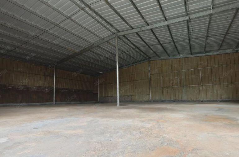 杨屋靠山边无行业限小独院铁皮，水电到位，价格便宜