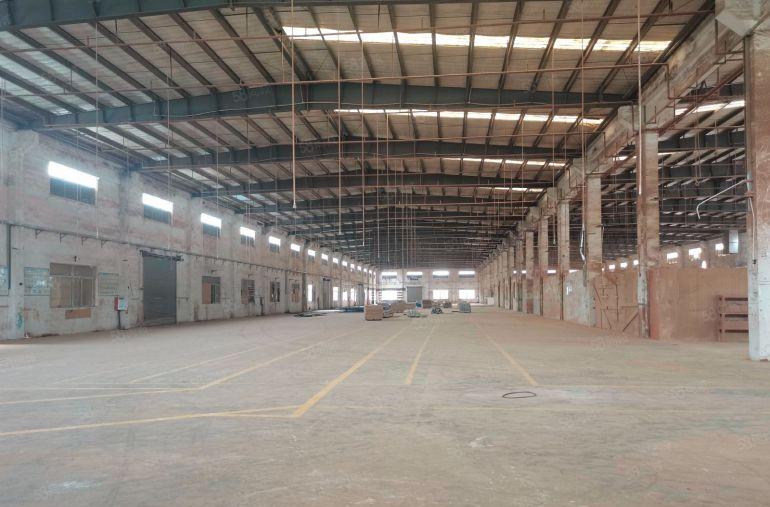 石碣镇厂房出租砖墙到顶九米高单层厂房出租。空地大形象好。