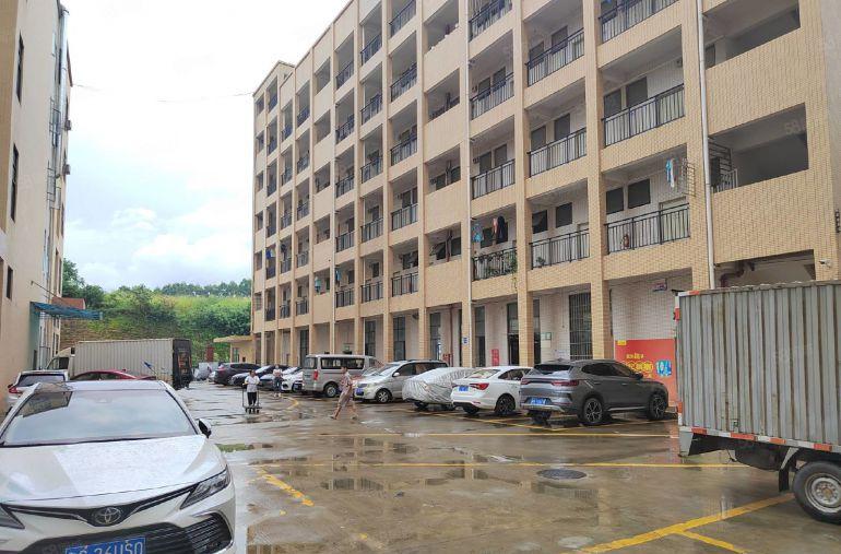 清溪三中新出一楼1500平低价出租带现成办公室，采光好