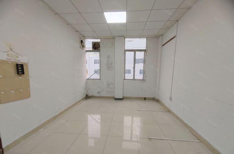 西乡，固戍大门附近，楼上带装修370平厂房出租，拎包即可使用