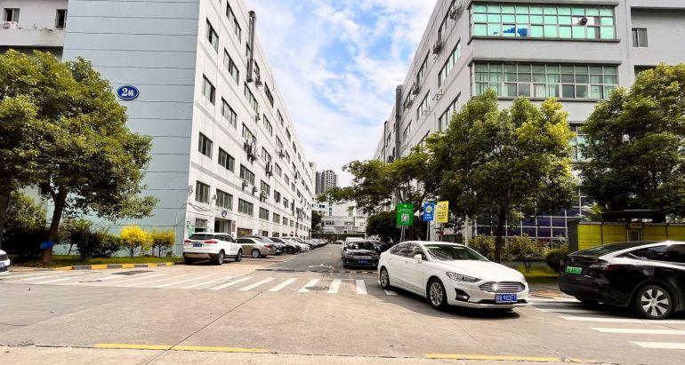 石岩高速口花园式红本重工一楼6.2米700平300平厂房出租