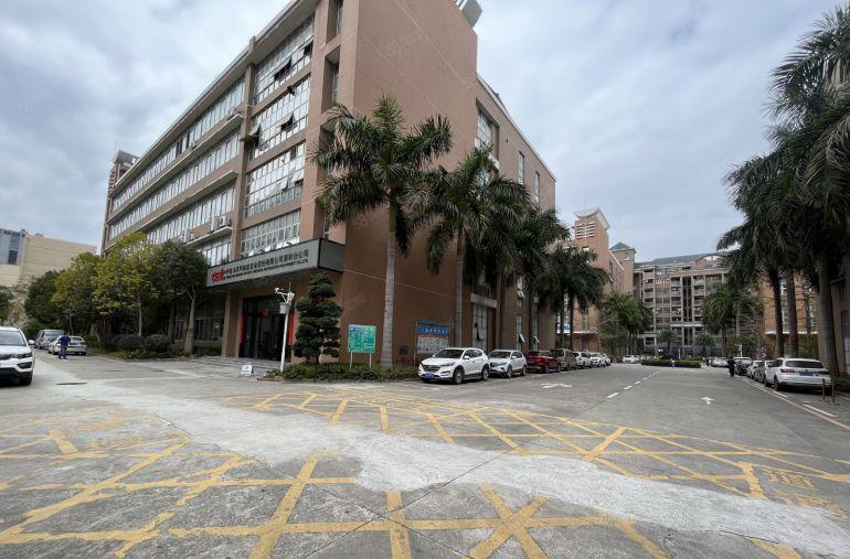 石岩石龙仔新出楼上带精装修厂房3000平出租，整层可分租