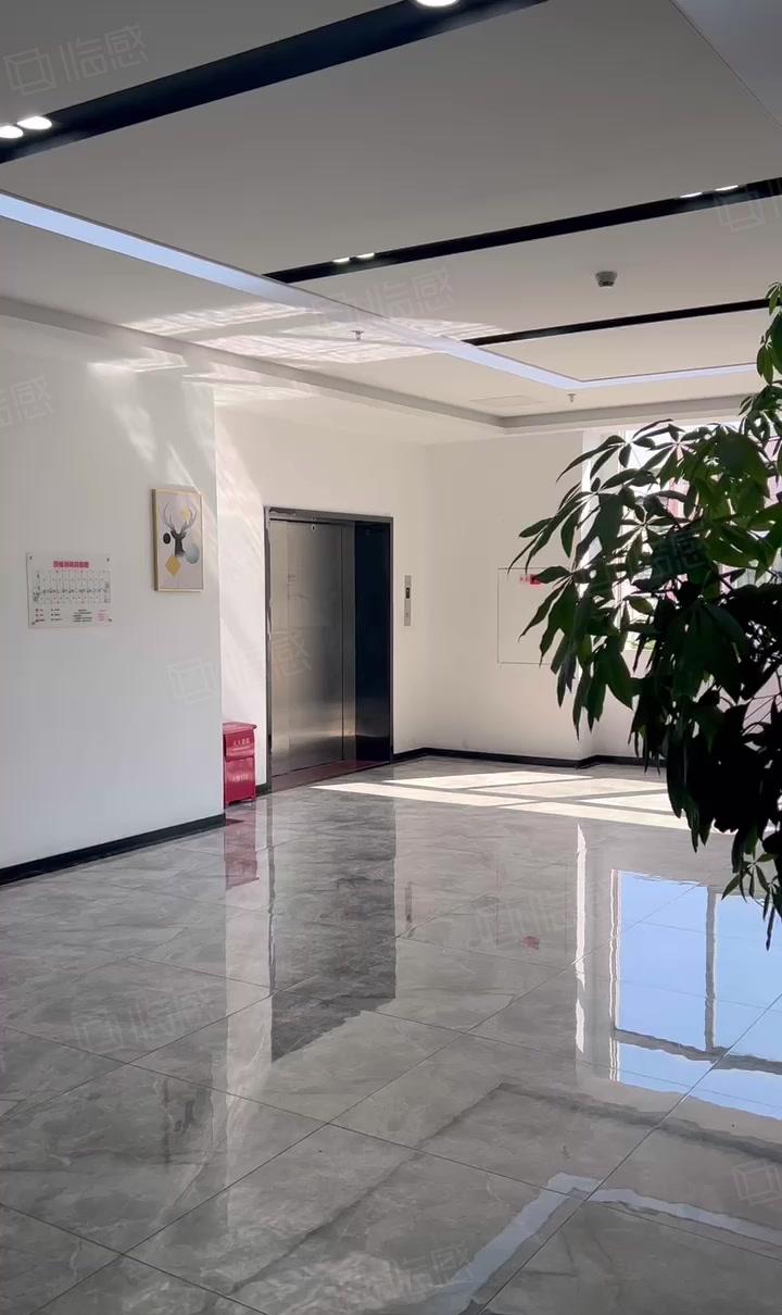 兴东地铁口，办公厂房628平精装修，使用率高