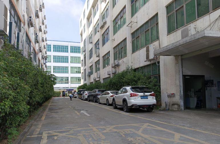 西乡黄田地铁口附近原房东楼上精装修1098平，建筑面积出租！