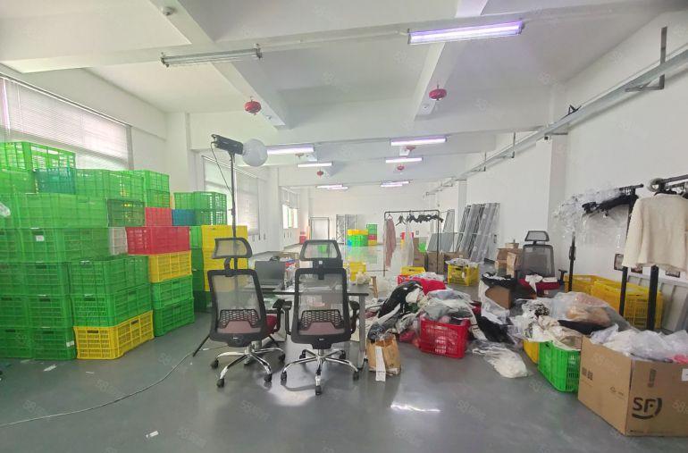 西乡，桃源居附近，大型工业园，电梯口户楼上带装修1300厂房