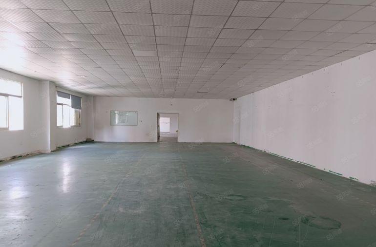 西乡鹤洲楼上精装修900平，双电梯前分开！