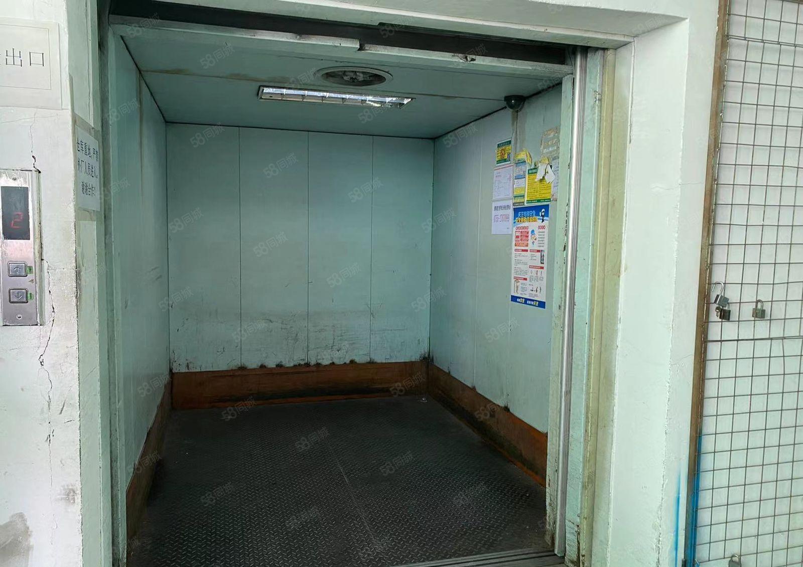 松岗燕山大道旁原房东三楼1300平实用面积可做纸箱厂房出租