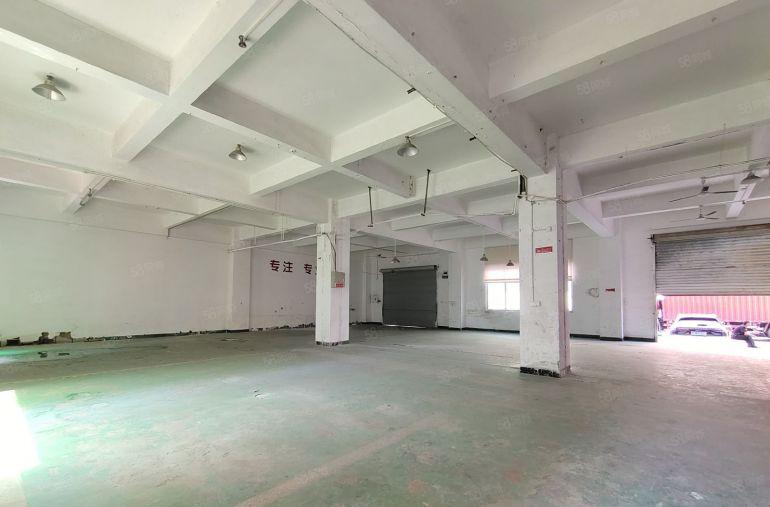 西乡鹤洲，主干道边新出一楼750平重工业厂房，仓库低价出租！