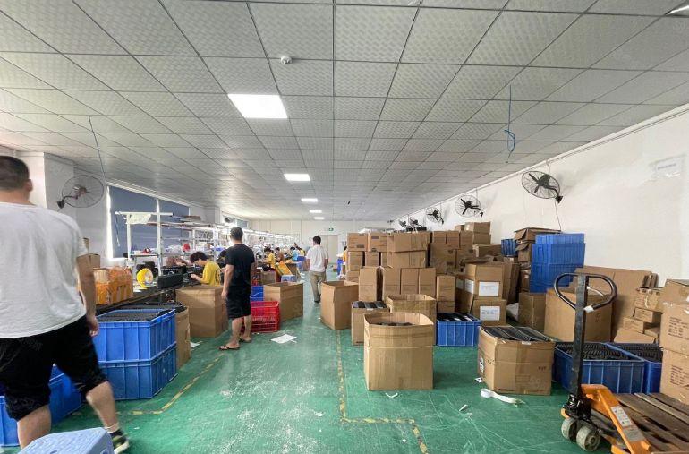 西乡鹤洲工业区，带装修900平厂房可分租300平，租金28