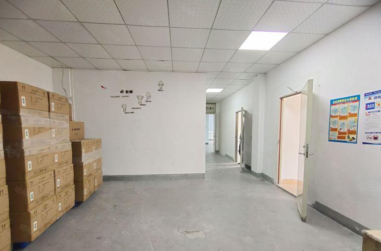 西乡，固戍大门附近，楼上带装修370平厂房出租，拎包即可使用