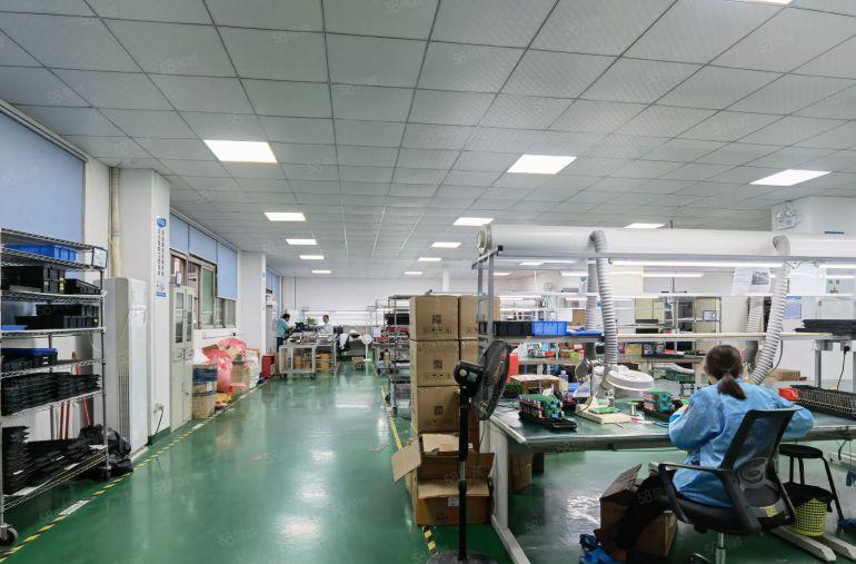 石岩北环新出1600平米带装修厂房出租，可分租