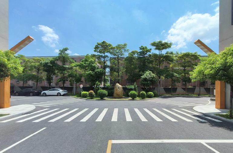 宝安石岩汽车站旁独院分租一二楼1000平一层有装修