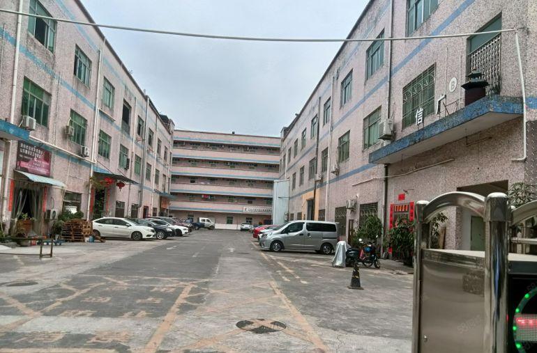 深圳宝安石岩大型工业区厂房仓库现成装修出租，大小面积可分租