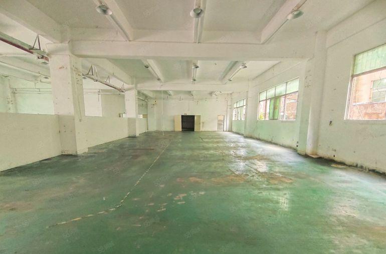 西乡鹤洲正规工业园，一楼带装修800平厂房，带行车，租金便宜