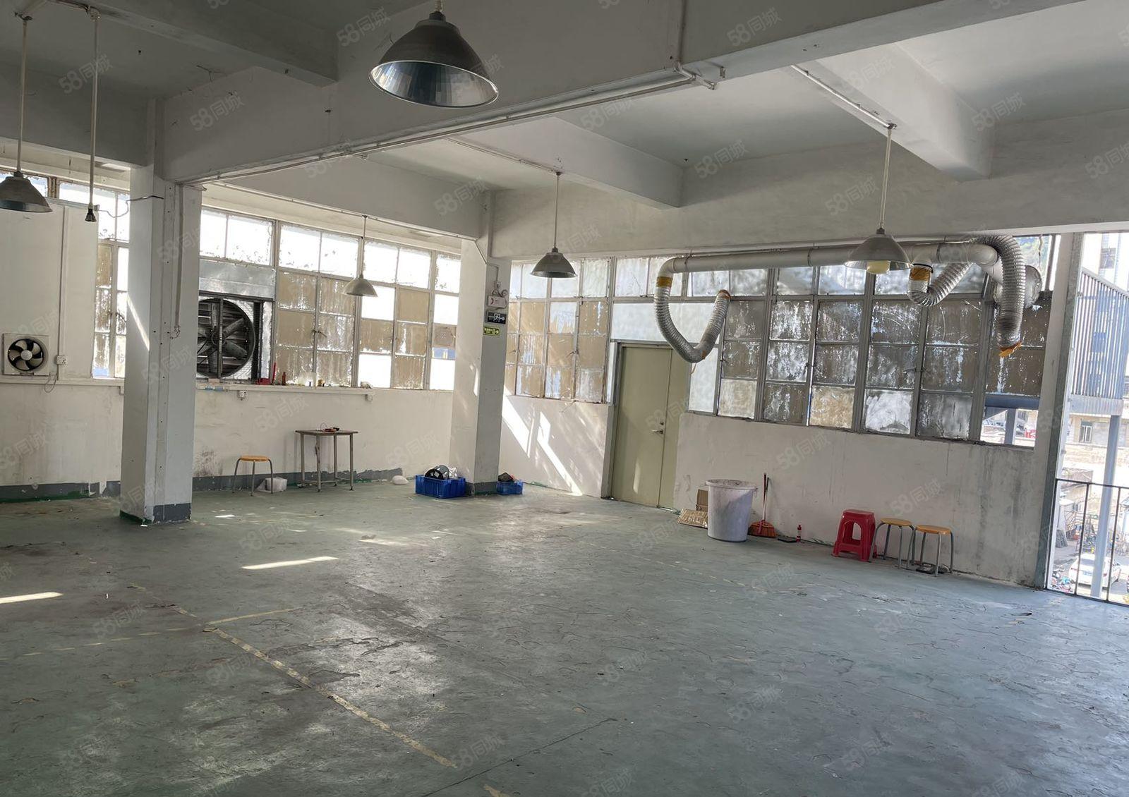 西乡九围洲石路旁边，大型工业区，园区停车方便，价格便宜可谈