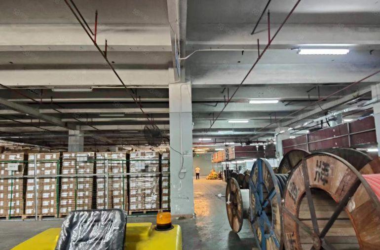 地铁口8成使用率一楼2000平高5米租50元每平500平起租