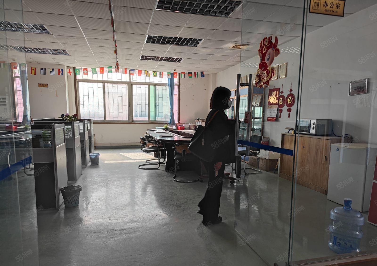 深圳厂房福永和平楼上电梯口精装厂房，周边配套齐全方便招工