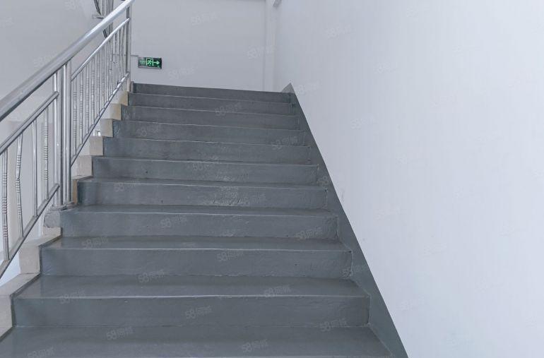 西乡勒竹角独门独院楼上860平，有办公室！22元