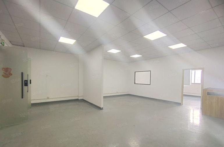 西乡，固戍地铁站附近，大型工业园，楼上带装修350平厂房出租