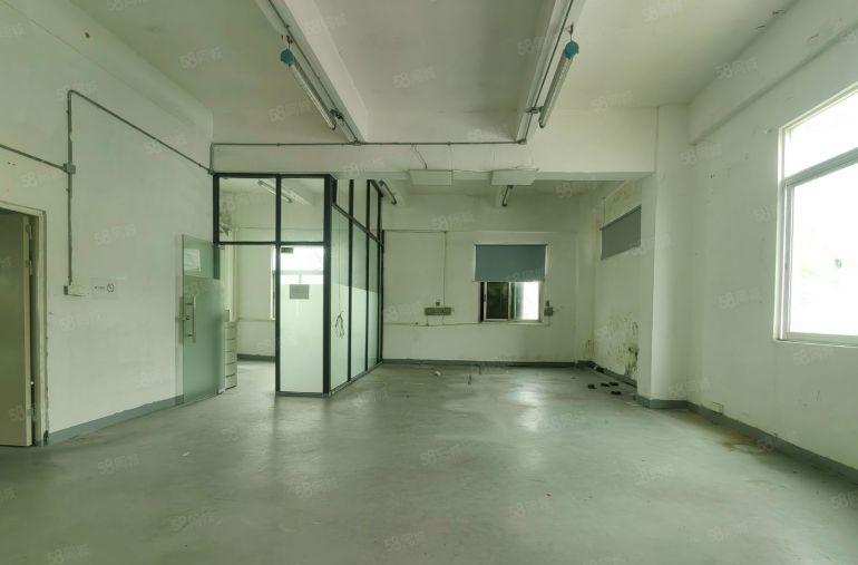 西乡固戍一路新出厂房1300平现成装修，水电齐全，原房东直租