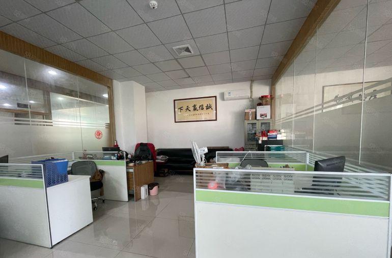 西乡九围工业区，带装修1100平整层厂房出租，可分租使用率高