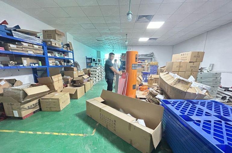 沙井后亭新出厂房3楼410平，水电到位，即租即用，有配套宿舍