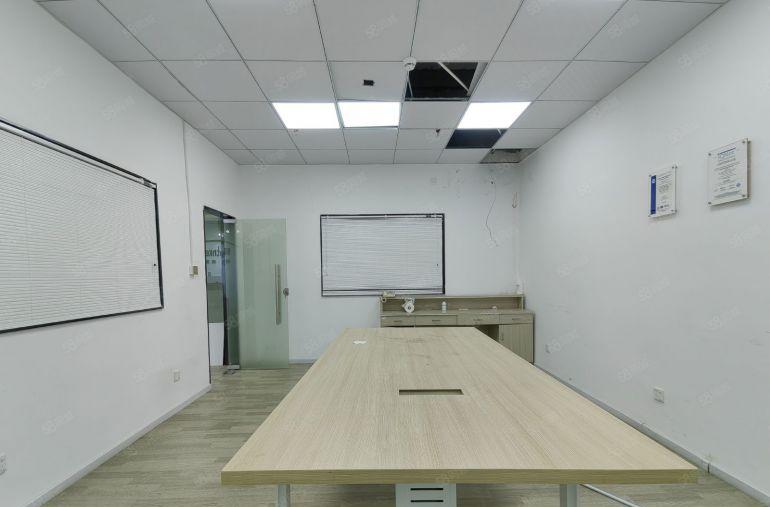 宝安机场附近，大型产业园楼上1250平带装修厂房出租无转让费