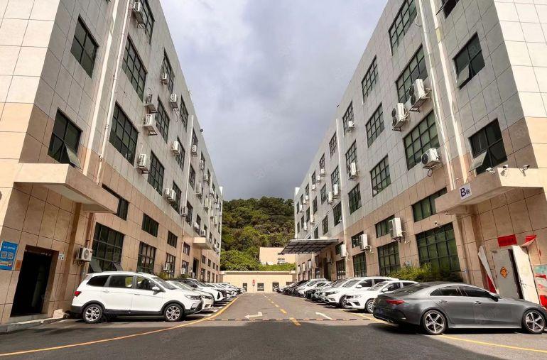 石岩高速口地铁口红本精装二楼1960平水电到位厂房出租