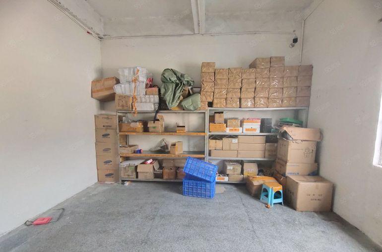 西乡固戍地铁站附近，楼上带装修368平厂房出租，拎包即可使用