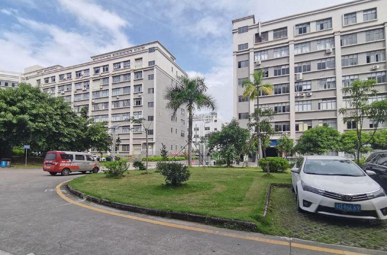 松岗地铁口附近园区厂房楼上1200平带现成装修，可以拎包入住