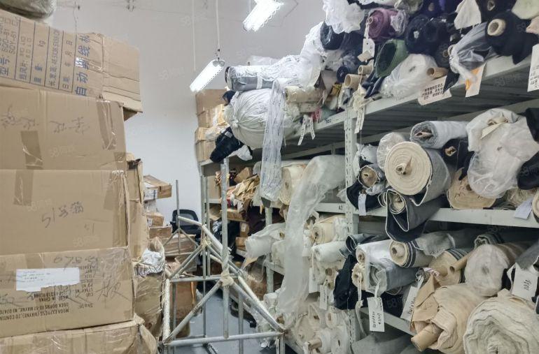 石岩新出2楼办公厂房300平米带装修出租，现成水电，两吨货梯