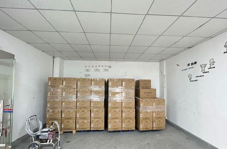 西乡固戍一路，楼上带装修独立半层370平厂房出租，租金便宜