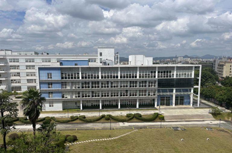 石岩村委厂房直租 整栋7200平 可分层租 带精装修无公摊