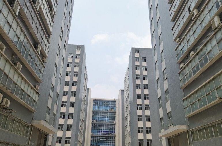 石岩塘头新出楼上1380平带装修厂房出租，离高速出口非常近