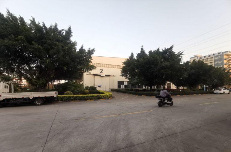 松岗外环高速出口1.8万平方钢构厂房出租可分租，15米高