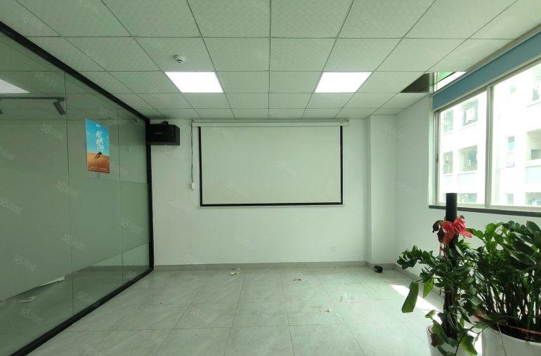 固戍航城大道附近，楼上精装修800平厂房仓库出租。价格便宜