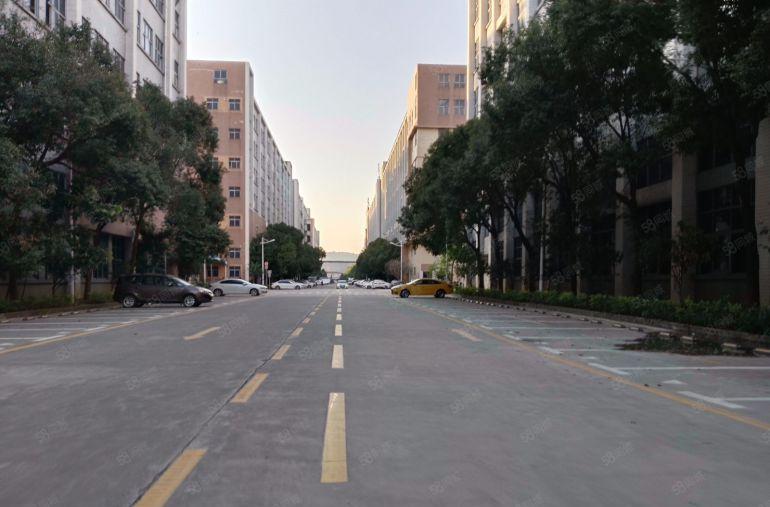 23元！黄田地铁口附近大型工业园一楼及楼上整层各3300平！