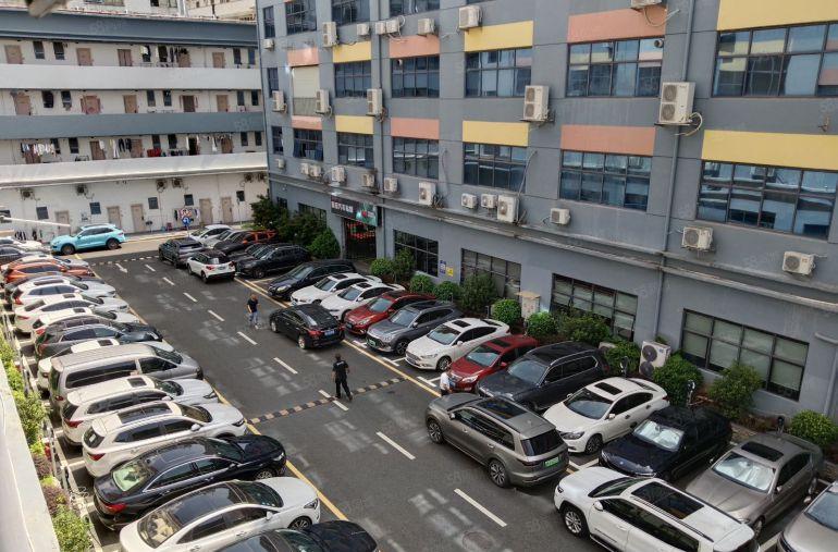 西乡前进二路与107国道之间地铁口附近原房东楼上精装170平