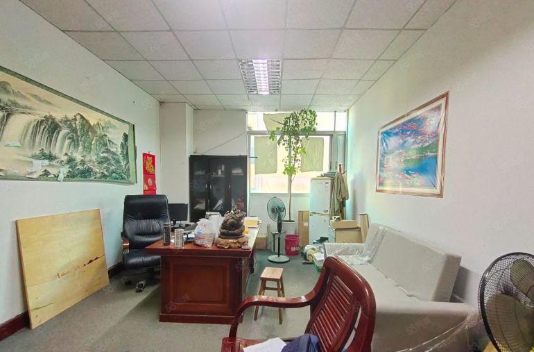 西乡鹤洲，大型工业区，楼上带装修650平400平厂房出租