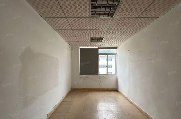 西乡固戍一路，楼上带装修独立半层370平厂房出租，租金便宜