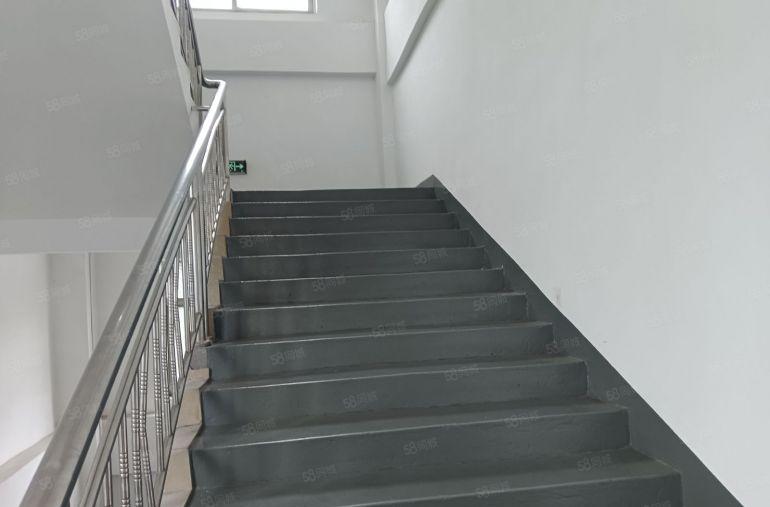 西乡簕竹角原房东楼上880平，有装修，园区大，能进柜车！