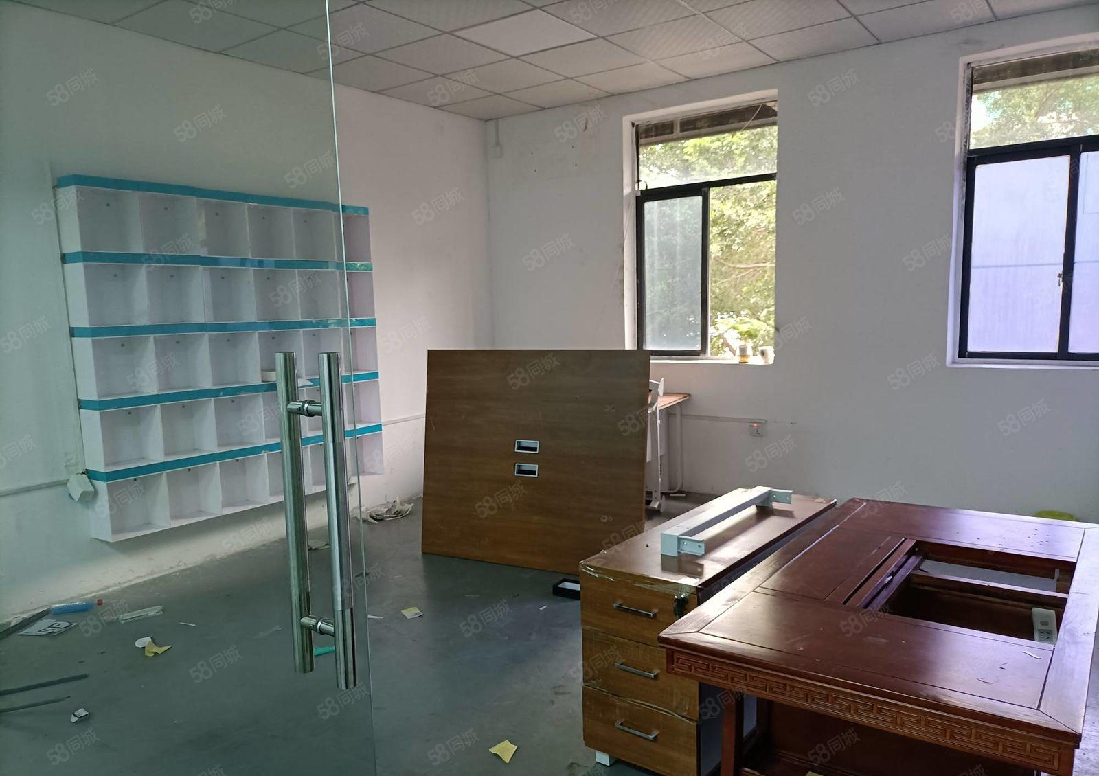 石岩罗租新出经典小户型，11格局，简单装修，玻璃门办公室