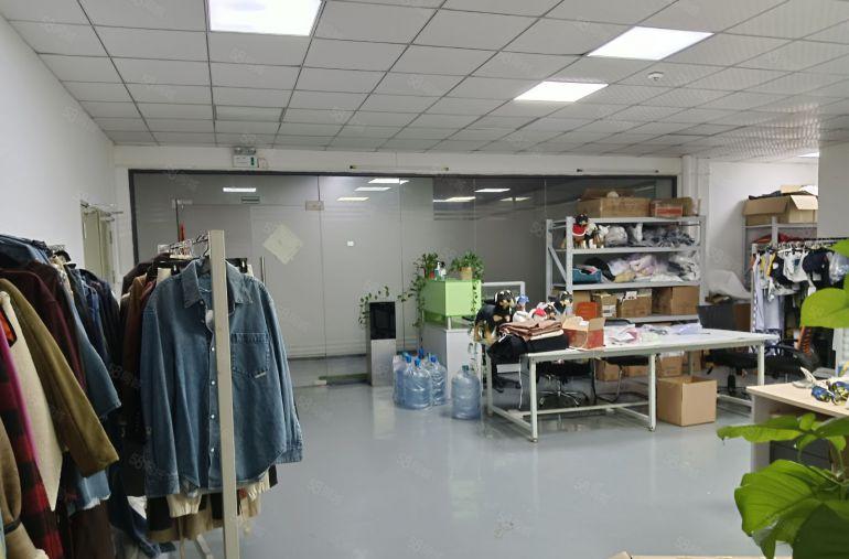 石岩新出2楼办公厂房300平米带装修出租，现成水电，两吨货梯