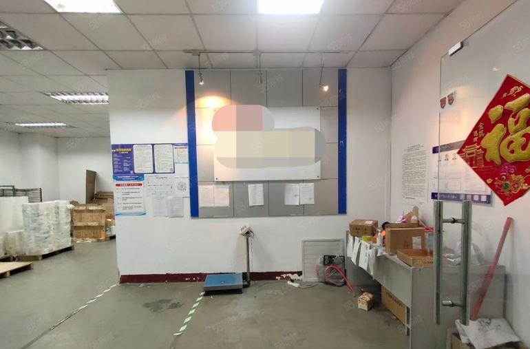 西乡鹤洲，大型工业区，楼上带装修650平400平厂房出租