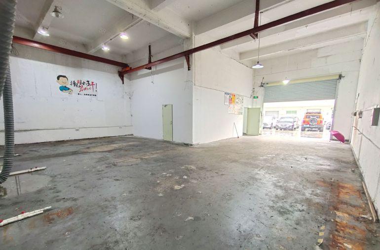 西乡固戍工业园，一楼带装修280平厂房出租，现成的行车办公室