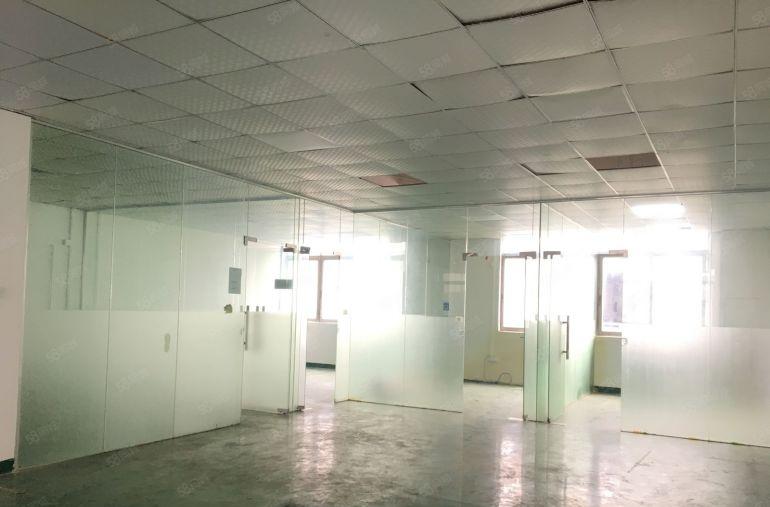 松岗楼岗整层1400平带三间办公室，地坪漆，空地超大停车免费