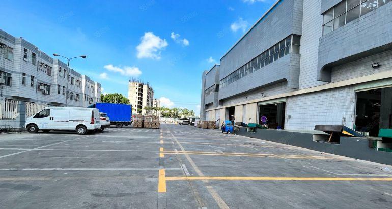 宝安福永500平地铁口单一层钢构厂房仓库空地全新地坪漆带货台