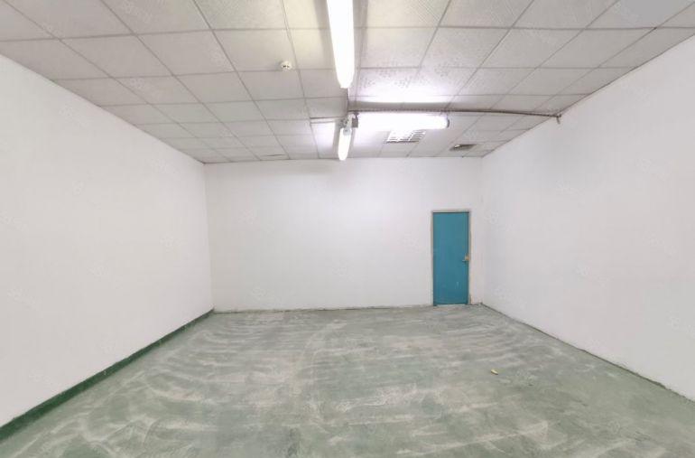 西乡，固戍一路边，大型工业园，一楼带阁楼650平装修厂房出租